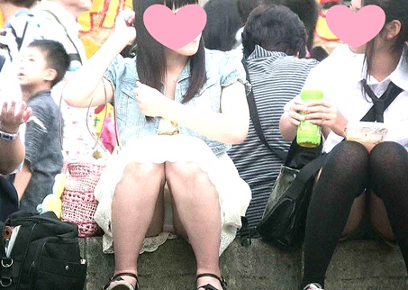 座りっ娘 087 お祭りだとミニでもないのに見えてます