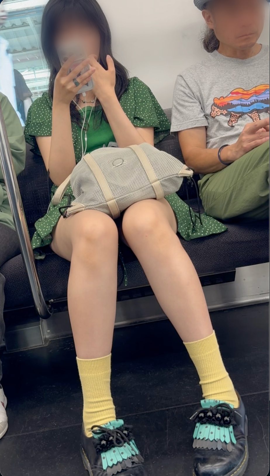 HONEYsPOT 緑ワンピの都会派お姉さん 対面アングルで追う白く滑らかな生脚密着ムービー aNZ4obpaa29VoklWhtm