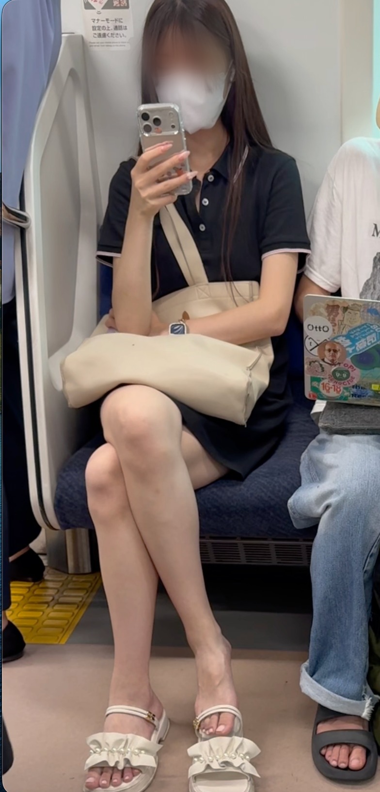 HONEYsPOT 【電車】紺ポロワンピースの20代女性～座席でのスマホ操作と脚を組んでサンダルを動かす様子～ LOXAMDpEq7dzqXbRx27