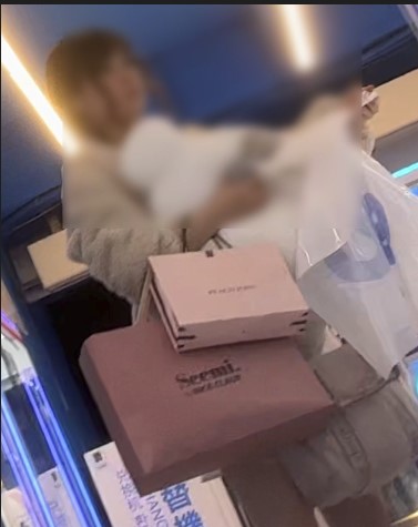 ギャルの食い込んでる白Tバック