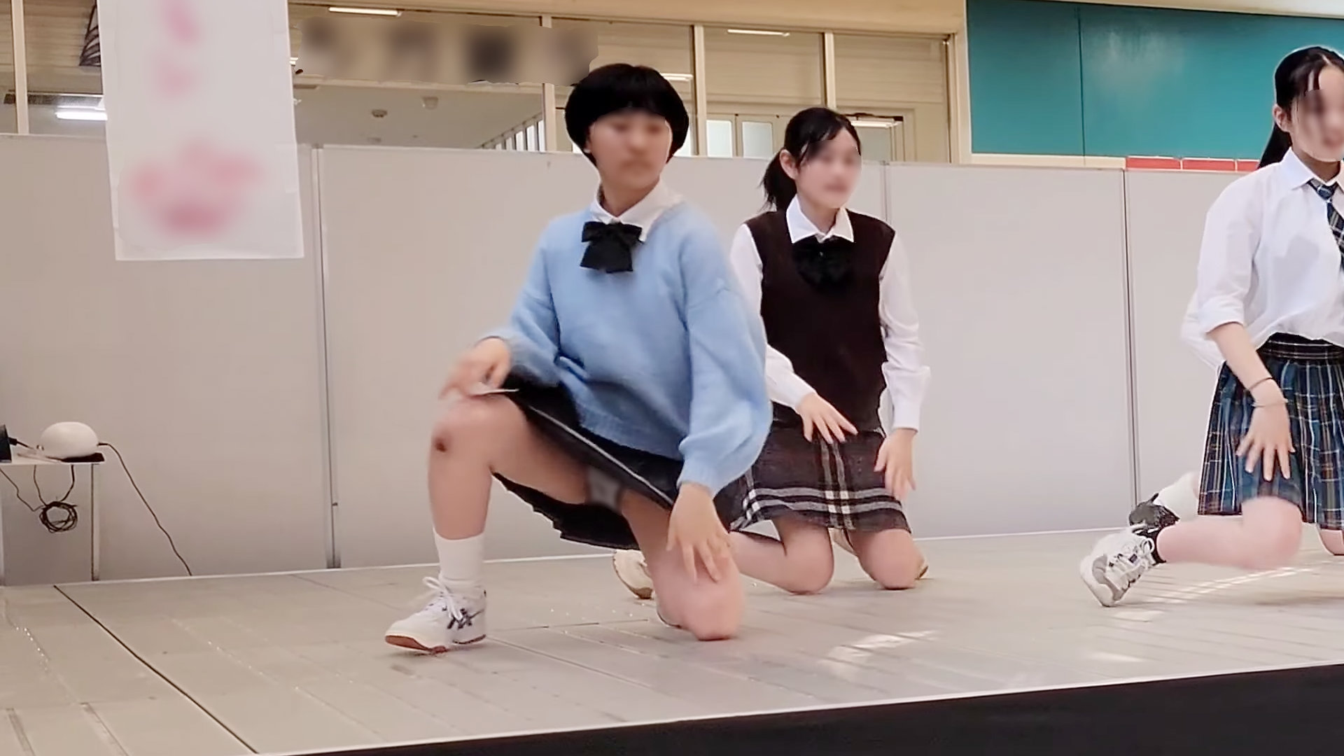 HONEYsPOT PPV ステージでシミ付き生パンを披露した制服ダンサー d008.mp4