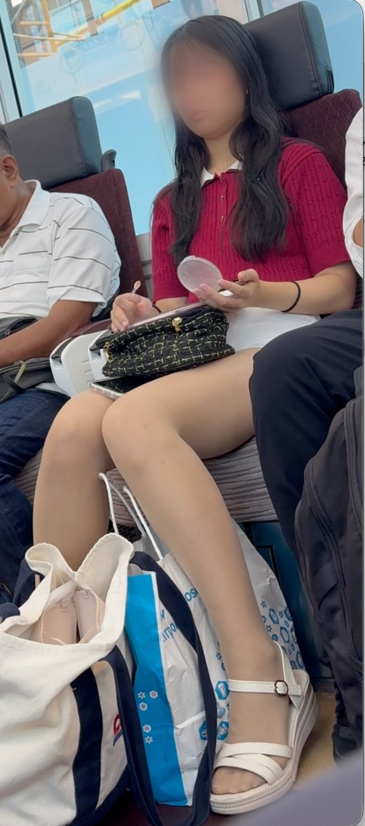 パンスト脚＆サンダル足元際立つ赤シャツ女性の車内メイク直し記録